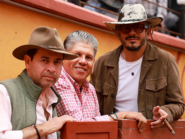 Grandes amigos en el callejn