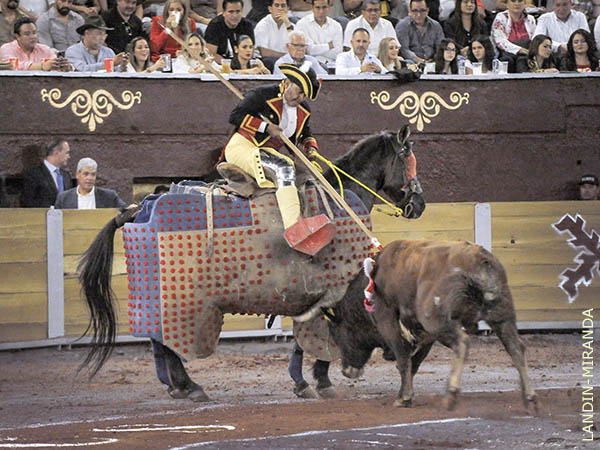 Juan, en la corrida de la Insurgencia