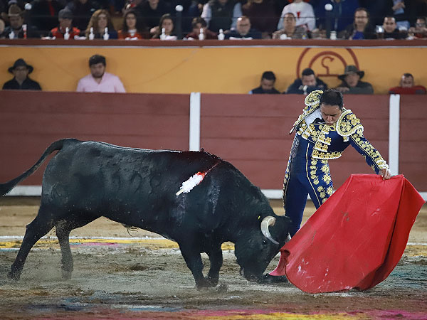 Imponiendo su oficio