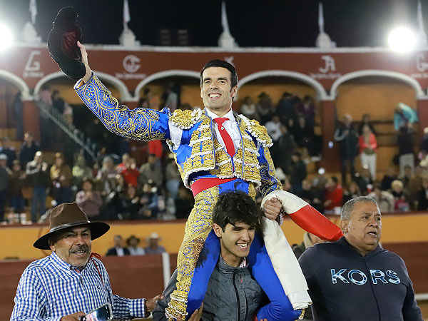 De Justo luce en la despedida de Angelino