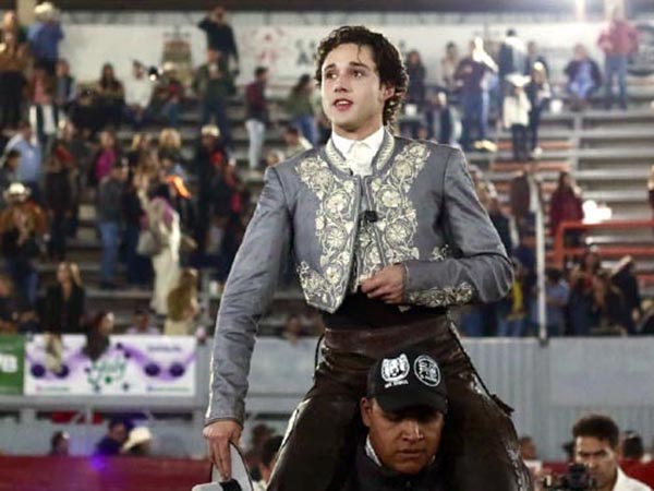 Tarik Othón gana trofeo en Moroleón