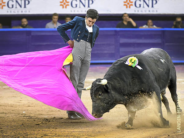 Marco, con el ejemplar de regalo