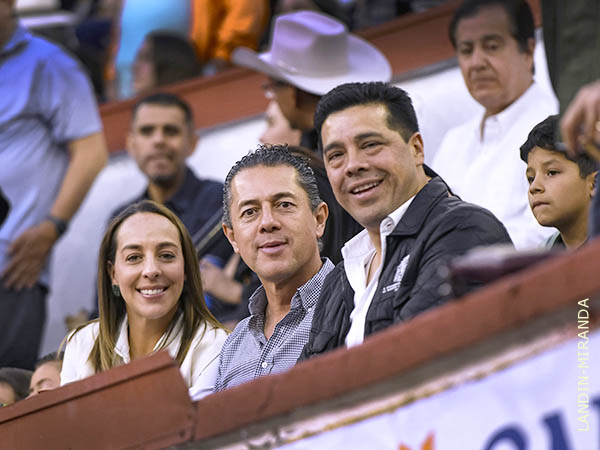 El alcalde Leo Montaez y los Granados