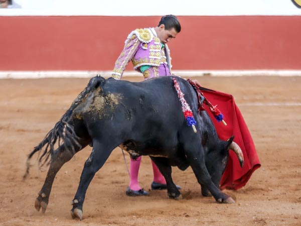 Entonado por el izquierdo