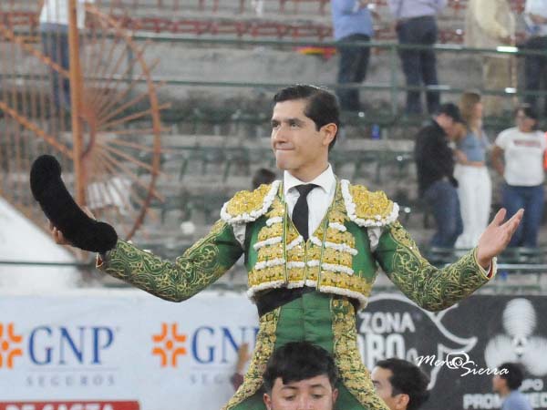 Luis David sale a hombros en Guadalajara