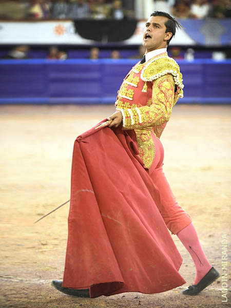 Crecido ante su pblico