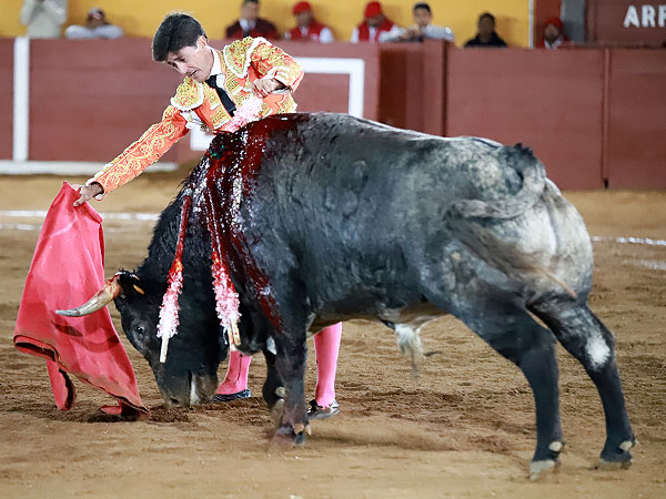 Imponiendo su oficio