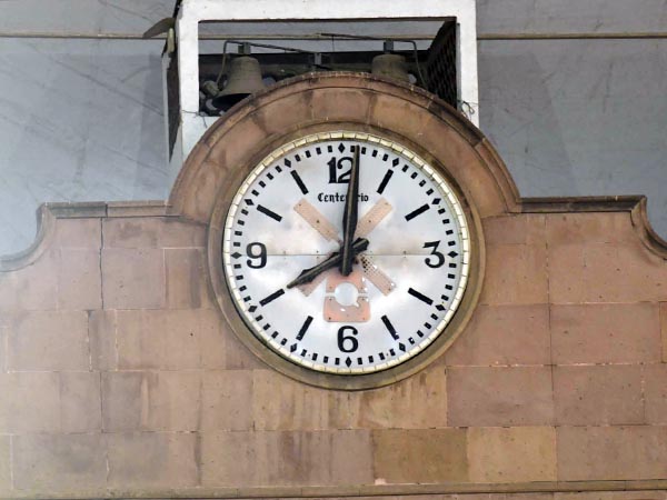 Un minuto despus de las ocho