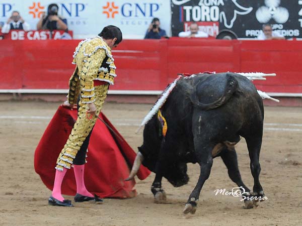 Por el izquierdo, con torera