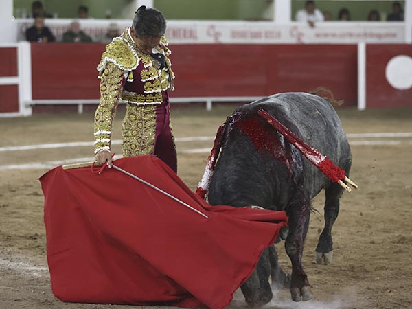La barbilla en el pecho