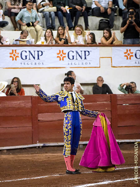 Emotivo saludo en el tercio