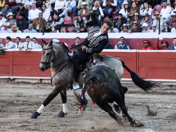 Javi, oficiando en el violn
