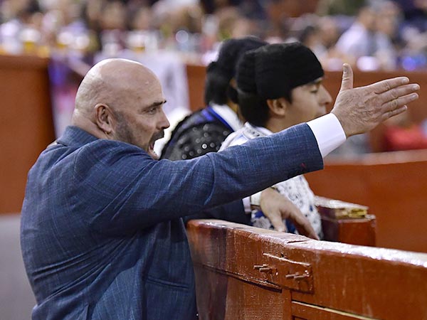 Satisfecho de ganar una apuesta difcil