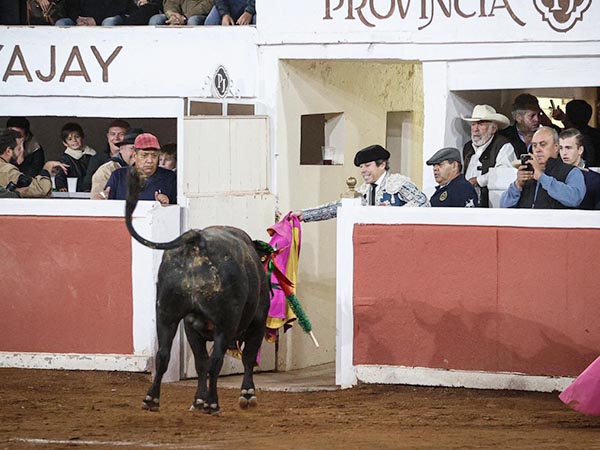 lvaro lo invita a la corraleta