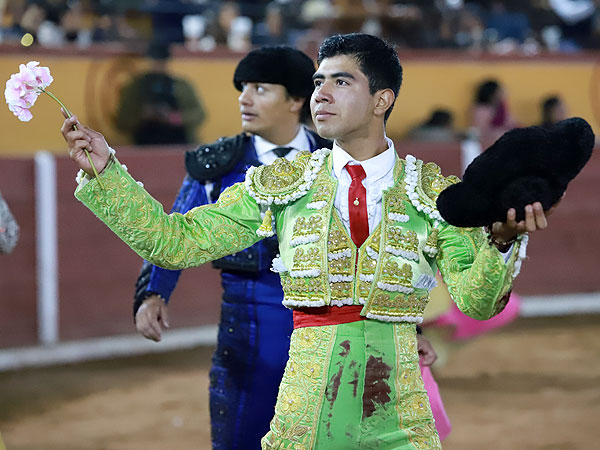 Ovacin tras fuerte peticin