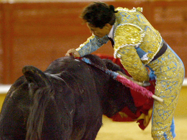 Se volc� tras de la espada