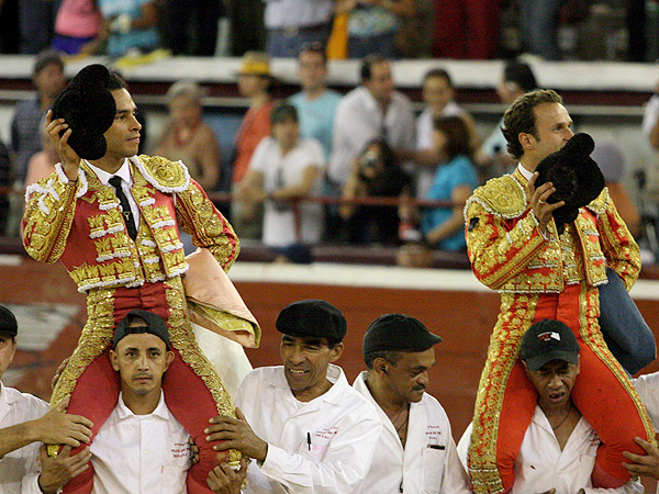 Los dos toreros a hombros