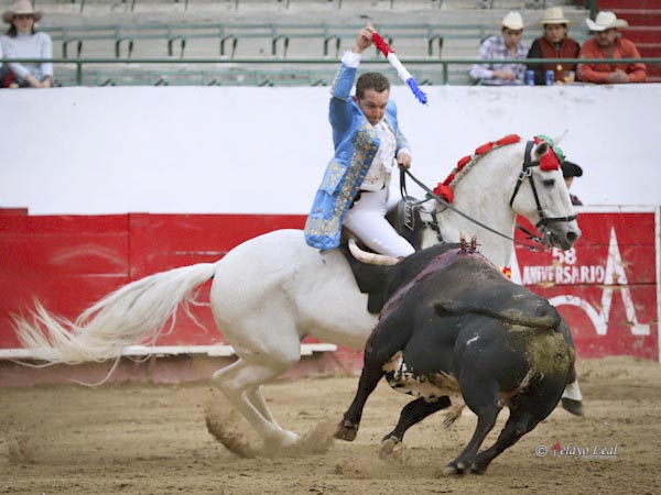 Banderilla larga, al estribo