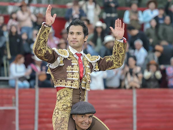 Francisco Martínez, a hombros en Tepojaco