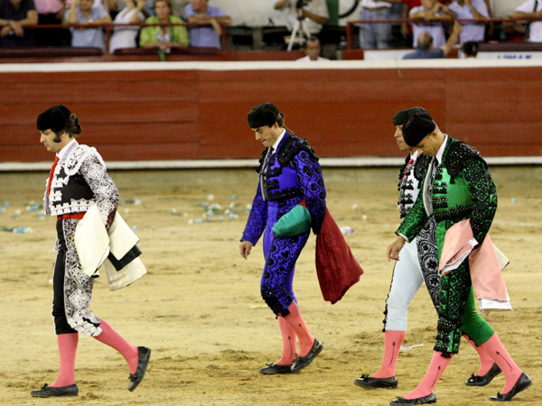 Cuatro hombres cabizbajos