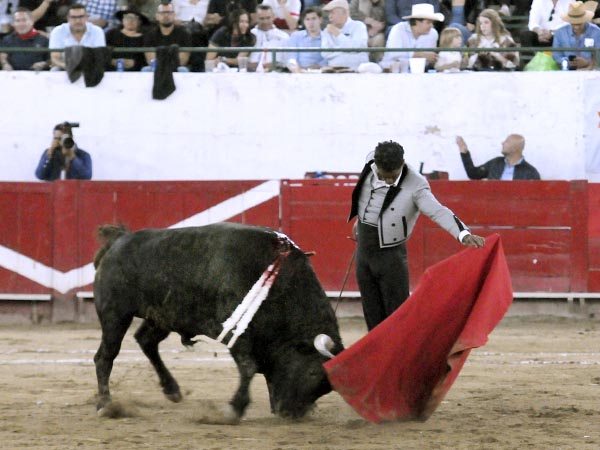 Naturales a pies juntos