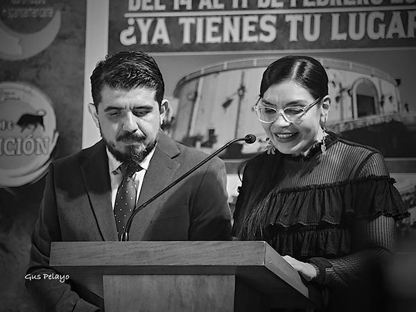 Efr�n Rosales, en la conducci�n del evento