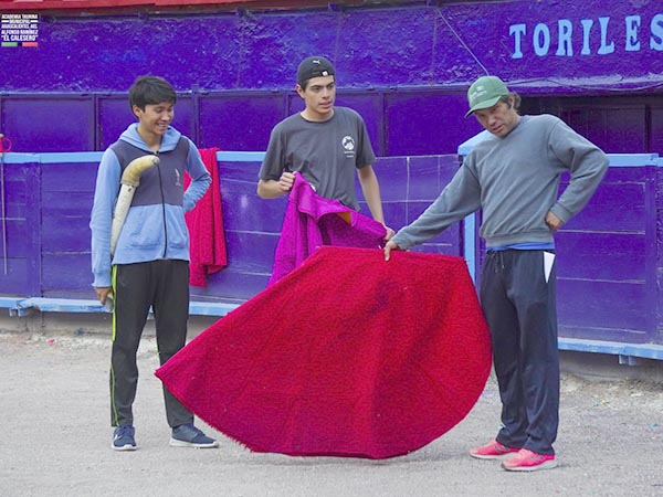 Los chavales con V�ctor Mora