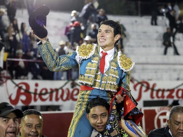 Fonseca, tres orejas y salida en hombros