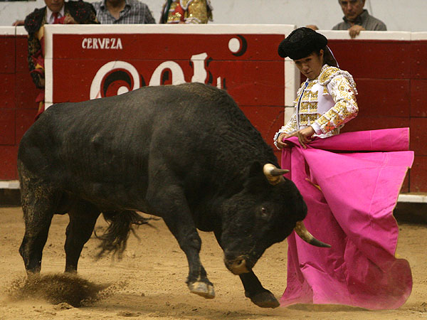 HIlda con el cierraplaza