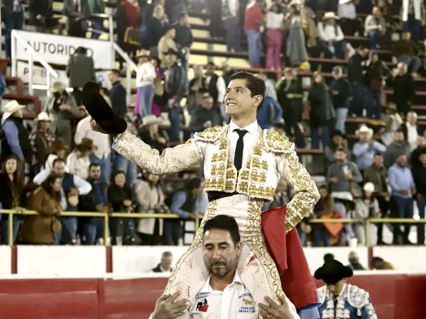 Luis David, dos orejas y salida en hombros