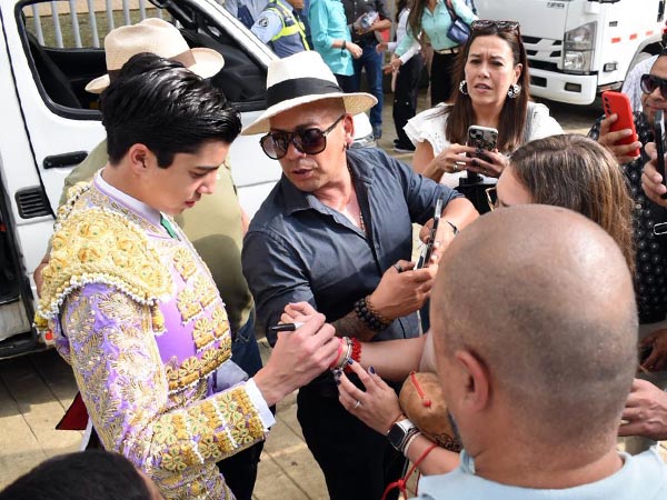 Marco P�rez, tiempo de aut�grafos