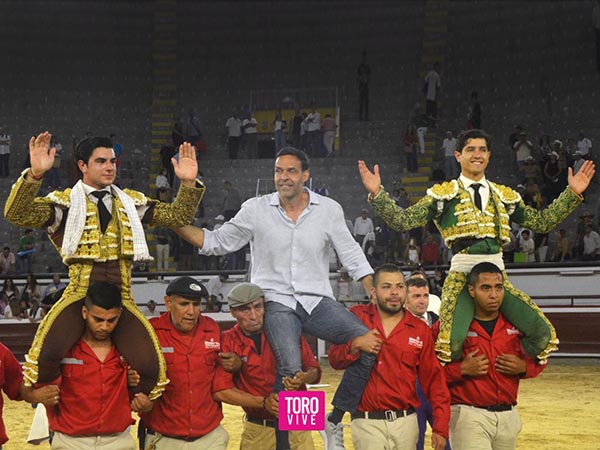 Triunfadores y ganadero en volandas