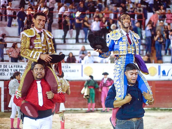 El Galo y Calita salieron en hombros