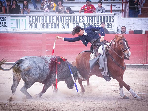 El caballista abre el festejo