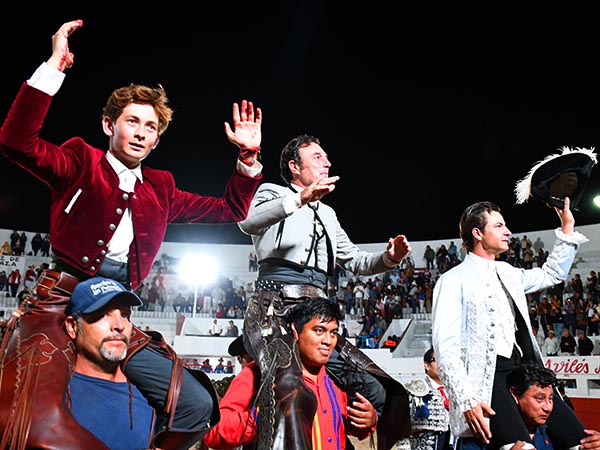 Los tres caballistas en volandas