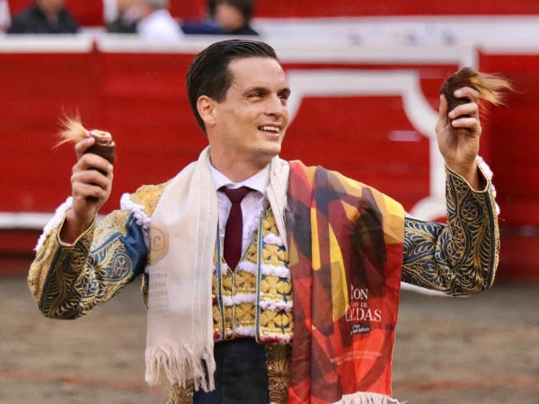 Galv�n, dos orejas en Manizales