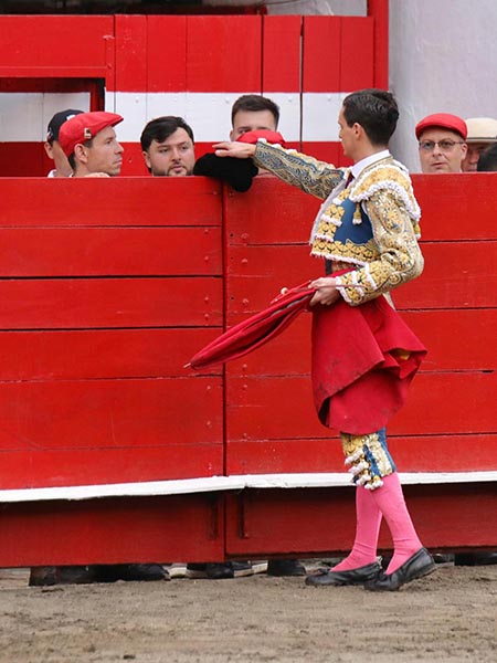 Montera en prenda por el compa�ero herido