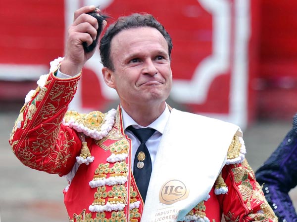 Ferrera, oreja en mano