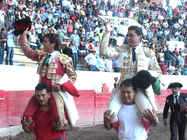Barba y Zotoluco, a hombros