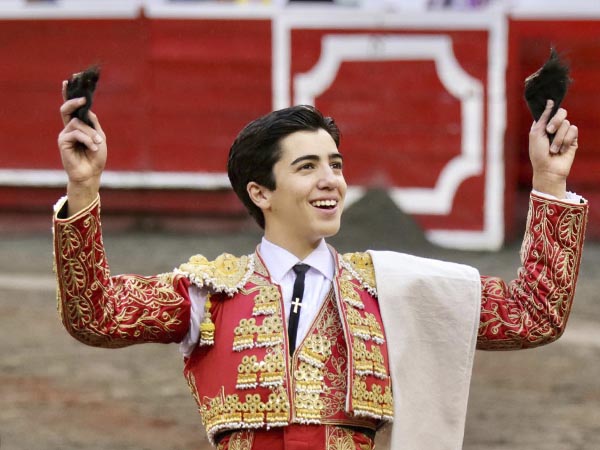 Dos trofeos para el joven matador
