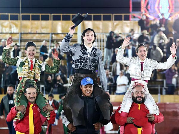 Los tres matadores salieron en hombros