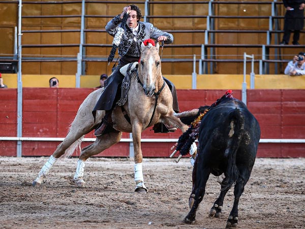 Primer turno del rejoneador
