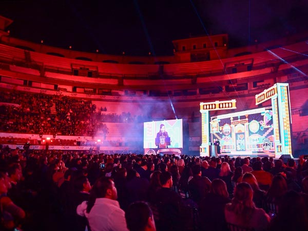 P�blico y funcionarios en la gala