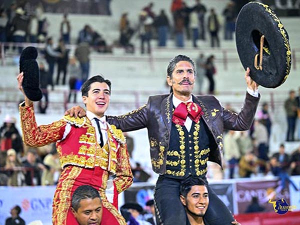 Marco y EMiliano salieron en hombros