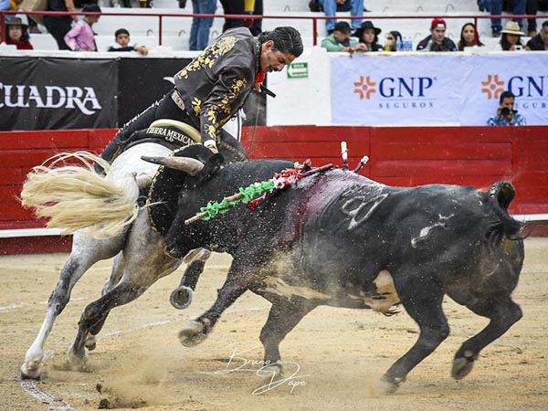 Encelando con el sombrero charro
