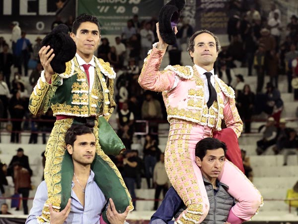 H&eacute;ctor y Juan Pablo, a hombros en Le&oacute;n