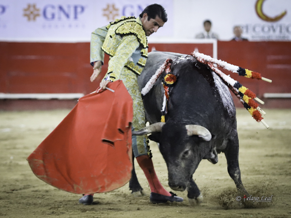 Cambio de mano por la espalda
