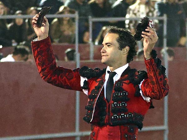 Dos orejas en su primer turno