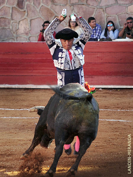 Bajo la mirada atenta de Natalia