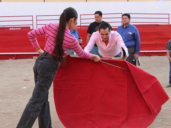 Alfredo y una jovencita torera
